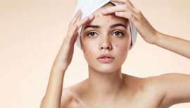 Cuando tenemos la piel grasa y con tendencia al acné, entonces es mejor seguir una rutina de limpieza diaria muy rigurosa