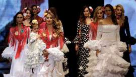 La moda flamenca ha tenido en SIMOF una fiesta, escaparate de tendencias. Te adelantamos qué se va a llevar y qué no en materia de peinados y cómo coronarlos con las flores que son tendencia