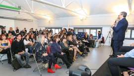 Así lo ha definido Fernando Suarz, coach comercial para negocios de belleza, quien ha dado a conocer este secador a cerca de 80 profesionales reunidos en Tuset Studios, en pleno ensanche barcelonés