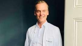 Ahora que ya empieza el buen tiempo, debemos pensar en cuidar más la piel. Conversamos con el dermatólogo, Dr. Timm Golüke, sobre los principales tratamientos y problemas dermatológicos