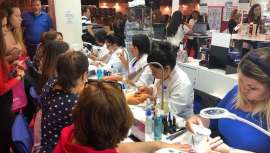 La firma de esmaltes de uñas organiza maratones en distintas ferias, congresos y eventos para recaudar fondos que después destina a causas benéficas