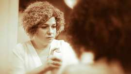 Con un talento innato y una pasión que despliega a diario y sin hacer ruido en su salón de Balmaseda, Bizkaia, Charo García Ilitia, sin embargo, es una explosión de fuerza creativa cuando hace peluquería desde múltiples vertientes y cometidos