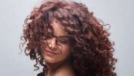 Ya pisan las calles con fuerza y han hecho del rizo su máxima expresión. Cuatro cortes curly que te van a pedir esta primavera-verano en el salón