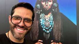 Viajero incansable, profesional mexicano al frente de dos salones de alto peinado y novias, artista polifacético que lo mismo peina a una miss que está bajo los focos de las más importantes pasarelas, Iván Rodríguez contesta a nuestras preguntas