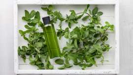 Conocida desde las más antiguas culturas, esta planta de característico color verde y aroma, la menta, es un aliado fundamental para la salud y la belleza del cabello. Toma nota y conviértete en el prescriptor de cabecera de tu cliente y su pelo