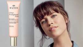 La gama Crème Prodigieuse Boost incorpora esta Base Alisante Multi-perfección 5 en 1, sin color, que corrige los signos de un estilo de vida intenso y urbano, en un solo gesto