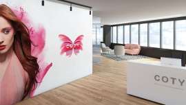 El conglomerado de Jab Holding, accionista mayoritario de Coty, pasa de un 40% a un 60% en su participación en la multinacional norteamericana tras el anuncio de Bruselas que da luz verde a la compra tras las últimas pérdidas de la compañía 