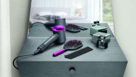 La firma lanza una edición especial de su secador más revolucionario, acompañado de un cepillo antiencrespamiento y un peine metálico desenredante diseñado por el ingeniero James Dyson