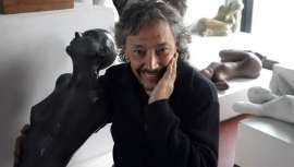 El prolífico profesional peluquero y artista, entre otras facetas, pintor, escultor y autor de numerosos libros, presenta una de sus últimas obras,  Qué passsa?, crítica y reflexión