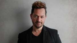 Casi tres décadas dedicadas en cuerpo y alma a la moda y al cabello colocan a Juanmy Medialdea en la élite de los estilistas con mayor experiencia. Y ahora, con 5 Premios Picasso en la mano, alcanza el cénit y demuestra toda su sabiduría