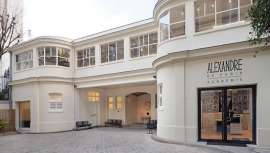 El nuevo espacio, fiel a los conocimientos y la identidad artística transmitidos por el fundador de Académie Alexandre, se ubica en el patio trasero de una mansión de moda francesa provista de taller y sala de exposición