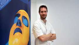 El dermatólogo es una figura imprescindible de las consultas estéticas o de belleza que cada vez adquiere mayor papel en las mismas como el especialista de cabecera en tratamientos como los referidos al acné, por ejemplo