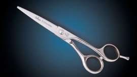La amplia selección de tijeras profesionales de la firma española tienen filo de navaja y  están diseñadas para facilitar al máximo el trabajo del peluquero