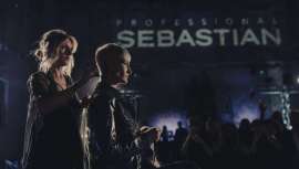 La firma invita a sacar el lado más dark (oscuro) durante estas fiestas pensadas para peluqueros y estilistas creativos, amantes de la moda y la vanguardia