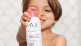 Restaura el microbioma, defiende y protege la piel atópica y se aplica en ángulo de 360º gracias a su práctico difusor. Topialyse Baume en Spray para pieles atópicas que hasta los niños pueden usar fácilmente