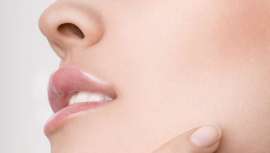 Se trata de una combinación de peeling + mesoterapia que revitaliza el rostro en una sola sesión y deja la piel tersa, luminosa y deslumbrante