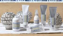 Davines enriquece cada fórmula Su con altos porcentajes de ingredientes biodegradables de origen natural para minimizar el impacto medioambiental y combinar propiedades sensoriales y resultados sobre la piel 