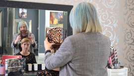 En estas fechas, la mantilla, típicamente española y sobre todo, la mantilla negra en Sevilla y otras ciudades del resto de la geografía se convierte en protagonista. Qué mejor que descubrir cómo elegirla y colocarla y cómo peinar a cada clienta