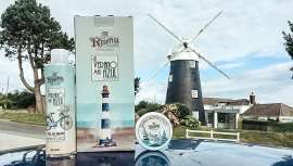 La firma da a conocer la gama El Verano Más Azul, con propiedades hidratantes y diseño vintage, ideal tras largas y soleadas jornadas en la playa 