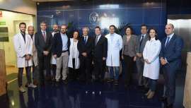 Emiliano García Page ha desfilado por cada una de las instalaciones de los laboratorios, saludando al equipo presente. Al mismo tiempo, ha podido conocer, en directo, las últimas novedades de la firma