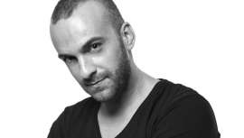 Combina sus tareas como docente de maquillaje en Cazcarra Image School con todas las actividades, eventos y presentaciones de la firma y de su línea profesional de maquillaje y cosmética