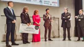 Con la resaca del premio entre sus manos ya calmada, hablamos con Juan Ayoso, Peluquero Andaluz del Año de los Premios Picasso, quien une a su pasión por la vanguardia, vena creativa y formativa 