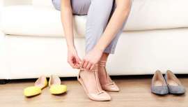 La fisioterapia ha hablado y asegura que el zapato plano, si se usa de modo continuado, puede perjudicar tanto a nuestra postura como a nuestros pies que podrían llegar a padecer fascitis plantar, dolorosa, molesta y complicada de curar 