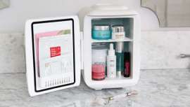 Al hilo de lo cual, nada mejor que comprobar si todos los cosméticos aceptan el frío como su mejor modo de conservación. Y si es así, apúntate a la tendencia y ten a mano los cucos minifrigoríficos que arrasan en Insta y sus cuentas millonarias