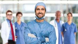 Un estudio ha revelado que el cirujano opera en menos tiempo si escucha en el quirófano su música preferida, con una media de finalización de las operaciones que se reduce un nueve por ciento