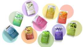 Cada kit incluye 3 o 4 pasos diferentes en una sola caja, desde exfoliación de azúcar (ácido glicólico) a mascarilla de arcilla para limpiar los poros y purificar/refinar la piel