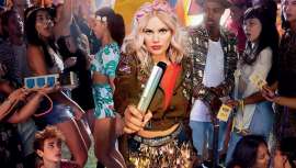 Festival Collection es la nueva edición de stylers y herramientas para el peinado ghd con un acabado en irisados colores del arcoíris para looks de festival. ¡Larga vida a los goog hair days! Solo con ghd