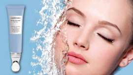 Su aplicador en metal permite una aplicación agradable y funcional para una acción refrescante y anti cansancio inmediata 