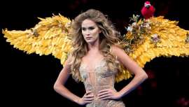 Ondas surferas y desenfadadas y coletas bajas y muy pulidas, las dos tendencias para el verano que más se han visto en los desfiles de la icónica cita y pasarela, todo un clásico, Adlib Moda Ibiza