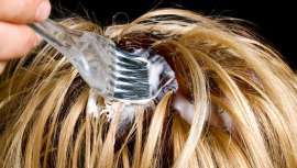 La oxidación del cabello no se produce solo a la hora de teñirlo sino también por el paso del tiempo y agentes externos y medioambientales que lo estropean y envejecen. Revisamos las bases científicas de este suceso y la mejor manera de evitarlo