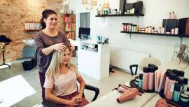 A vueltas con el IVA en peluquerías, ahora más que nunca y tras las elecciones generales, bajar el IVA del 21% al 10% permitiría mantener 78.000 empleos y acabar con el intrusismo