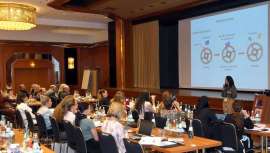 La Corneoterapia es una ciencia formulada como tal y originariamente por el Dr. Kligman que concita el interés de numerosos e importantes investigadores, profesionales y científicos y cuyo próximo Simposio se celebrará en Sevilla 