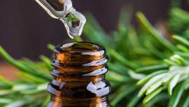 Mas não apenas isso, também minimiza os grisalhos e é considerado como planta medicinal, que se usa, e em diferentes fórmulas, tanto para a pele e cabelo como para variados tratamentos de beleza e saúde