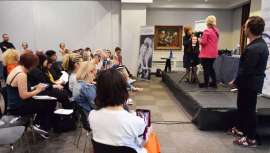 Sharon Blain levanta pasiones y lo hace por quinto año consecutivo en nuestro país impartiendo un curso sobre recogidos donde arte y técnica, teoría y práctica se han dado la mano bajo la experta batuta de la famosa artista australiana 