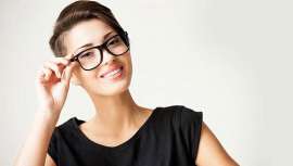 ¿Abandonar gafas y lentillas si se opta por lucir extensiones de pestañas? ¡No! Te explicamos cómo colocarlas y cómo disfrutar de ellas en ambos casos