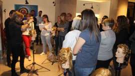 Un nutrido grupo de profesionales ha tenido la oportunidad de practicar, en directo, las técnicas para realizar los tres cortes tendencia de Cultures (Kintrends 019): Country Side, Safari y Tea Gal