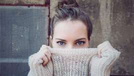 Más delicada que el resto de la piel del rostro, su escasa atención nos puede jugar malas pasadas, entre ellas, la aparición de bolsas y ojeras. Por eso, tratamientos y reglas de estilo de vida específicos contribuyen a aminorarlas o prevenirlas 