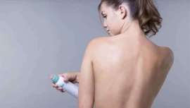 Este revolucionario espray corporal reduce los granos de la espalda para lucir esta parte del cuerpo sin complejos en verano
