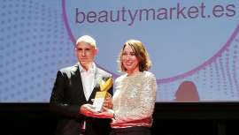 Haciendo especial hincapié en la necesidad de generar sector e identidad para la peluquería y la belleza profesionales, Jesús Muñoz, director y fundador de Beauty Market recoge el Premio Salón Look, dedicándoselo a todos sus  lectores