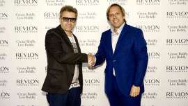 Mikel Luzea, director y fundador de International Hairdressing Awards, y Charles Waters, Managing Director Revlon Iberia, han acordado que Revlon Professional seguirá siendo el principal patrocinador de estos galardones