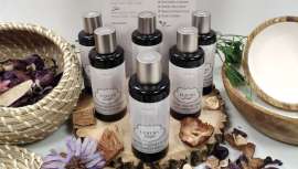 El aceite corporal, solo con aceites esenciales 100% puros, Cruelty free, que consigue atacar hasta la celulitis más incrustada, remodelando y embelleciendo. Acompañado, para ti y tu centro, de un exclusivo y precioso expositor hecho en madera 