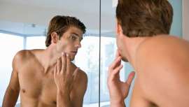 Extracción de costillas, ensanchamiento de hombros, corrección de líneas faciales y alargamiento del pene. Las operaciones que se hacen los hombres incel en busca del ideal masculino que les permita conquistar a las mujeres