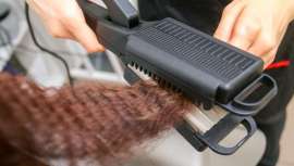 Que si rizo, que si volumen, que si nos va y te va lo curly. Los 80 y 90 reinan a sus anchas, al final de esta segunda década del siglo XXI, y hacen del zigzag en el pelo uno de sus principales baluartes. Eso sí, con herramientas específicas