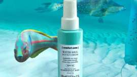 Cuenta con un 72% de ingredientes de origen natural y ofrece SPF30 o filtros químicos fotoestables de gran tamaño molecular para protección y menor absorción por la piel