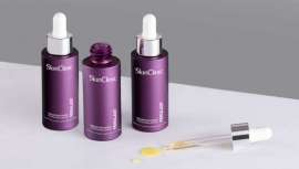 Este potente sérum de Skin Clinic está formulado con activos como la astaxantina, el ácido hialurónico, el ácido ferúlico, la vitamina E y la vitamina C