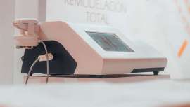 Una de nuestras esteticistas más famosas, Carmen Navarro, nos explica por qué Adipologie es la tecnología que elimina la celulitis, compacta y rebaja centímetros, que en sus centros, tal es su éxito, tiene lista de espera